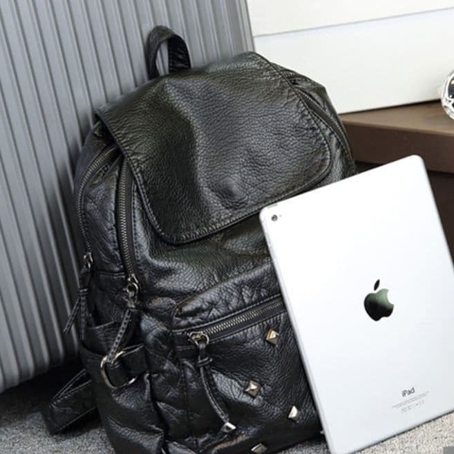 レザーリュック 本革大容量鋲付き 通学