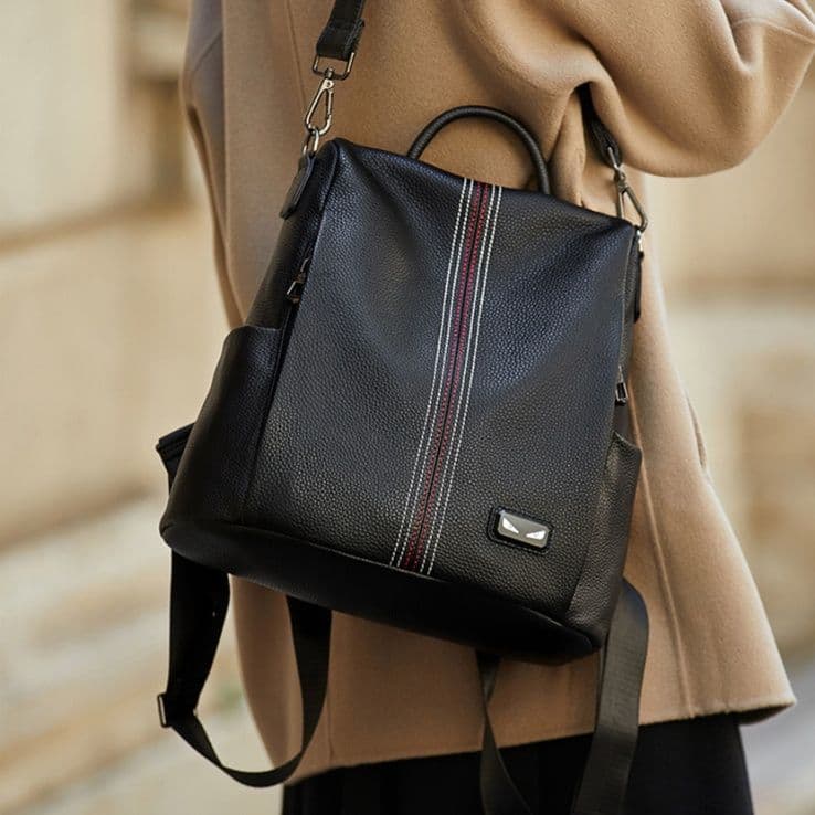 レザーリュック 女性用本革背負い鞄 高級感溢れる縦線装飾付き ビジネス