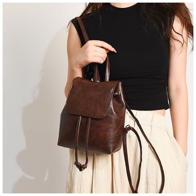 レザーリュック 上品な革風フラップ付きミニ鞄 ビジネス