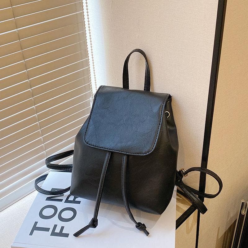 レザーリュック 上質な革調素材のフラップ式ミニリュック 通学