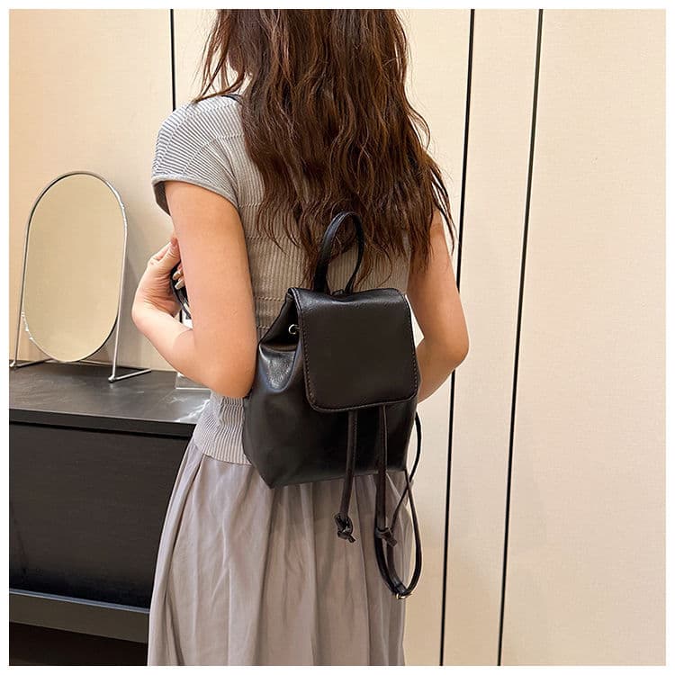 レザーリュック 上品な革風フラップ付きミニ鞄 ビジネス