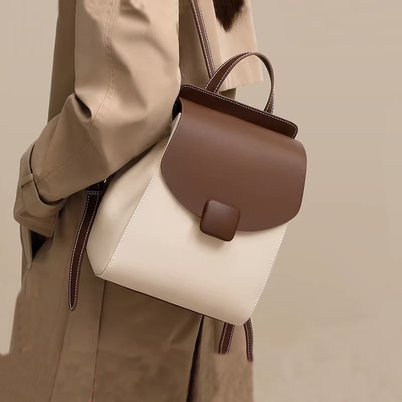 レザーリュック 上品な丸みフラップ付き本革風背負い鞄 ビジネス