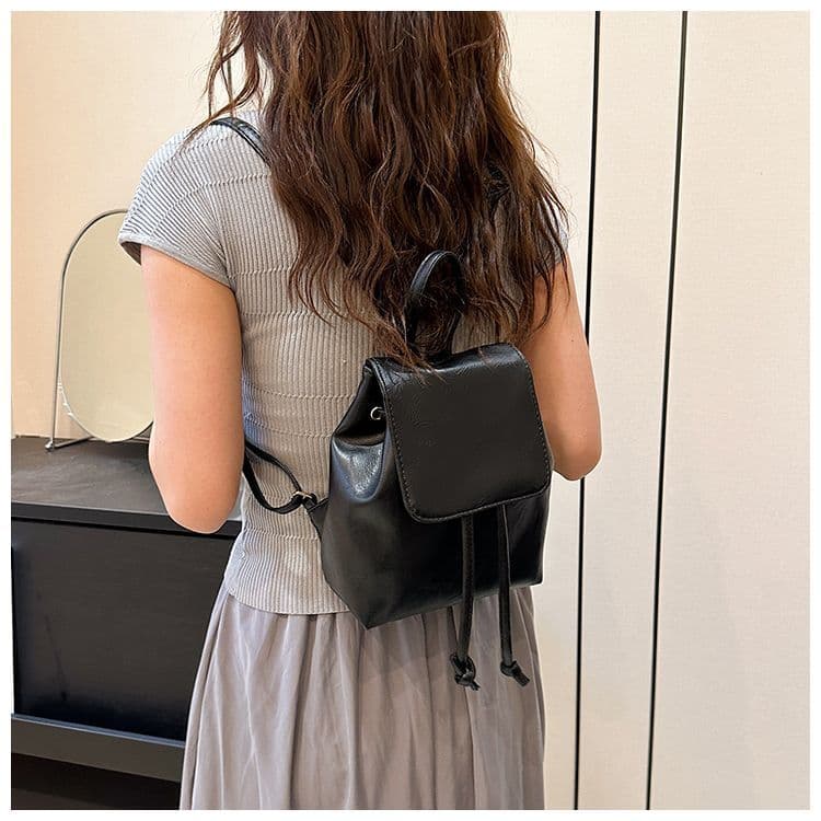 レザーリュック 上品な革風フラップ付きミニ鞄 ビジネス