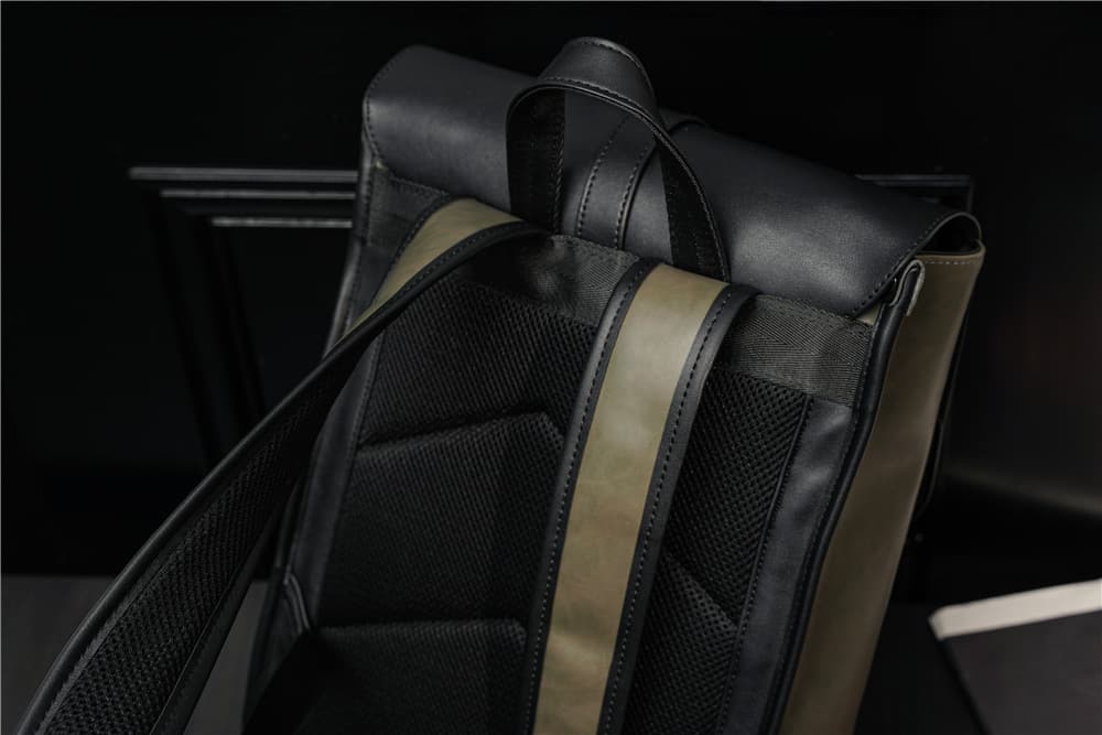 レザーリュック 本革ベルト留め式大容量スクエアリュック　通学