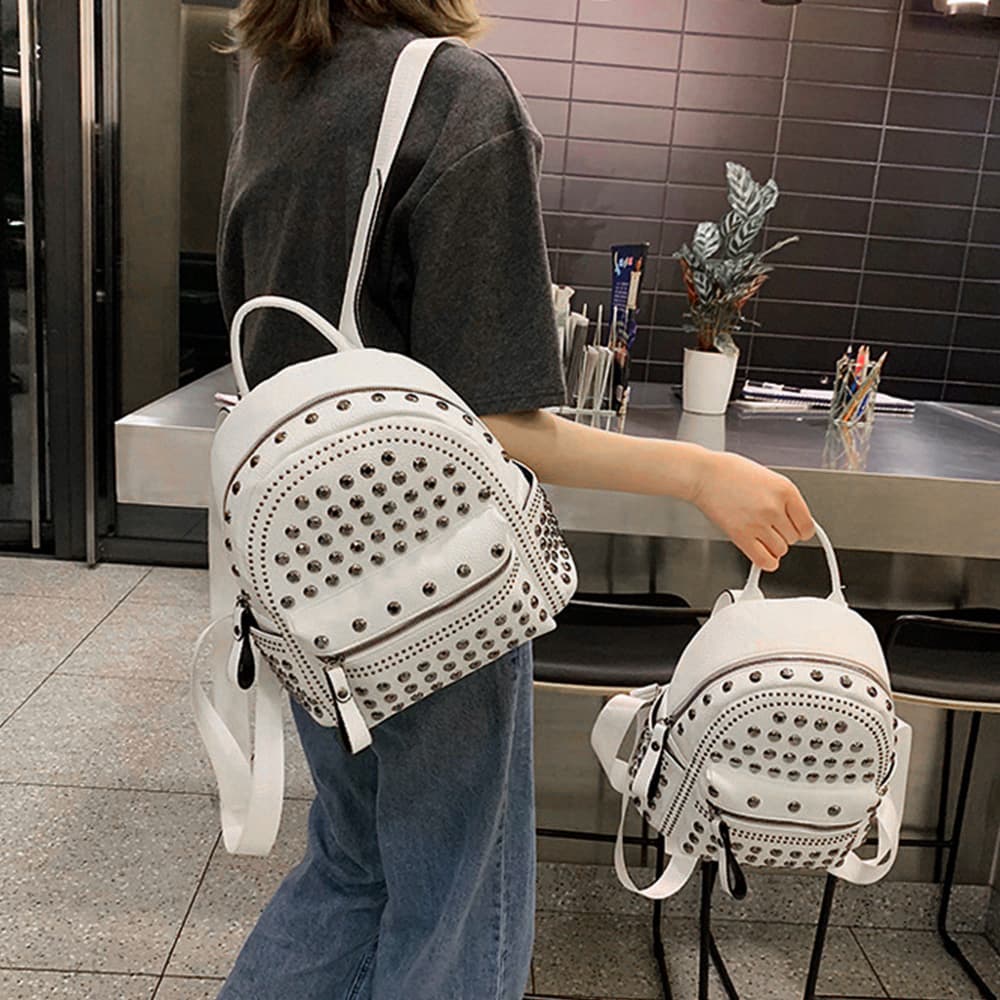 スタッズ付きレザーリュック 女性用 おしゃれな小さめバッグ