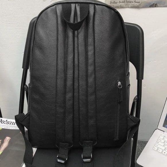 軽量合成皮革レザースポーツリュック