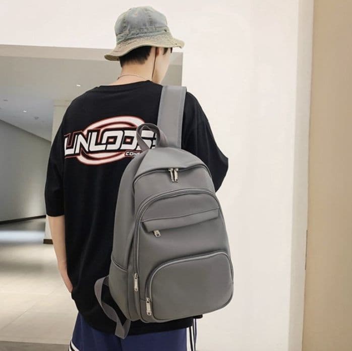 多機能軽量大容量スポーツ用　PUレザーリュック