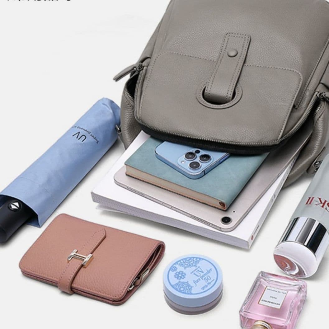 レザーリュック 本革フロントポケット付き多収納　通学