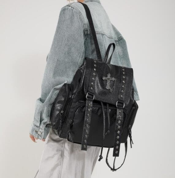 レザーリュック 十字架装飾黒大容量スタッズ付き 通学