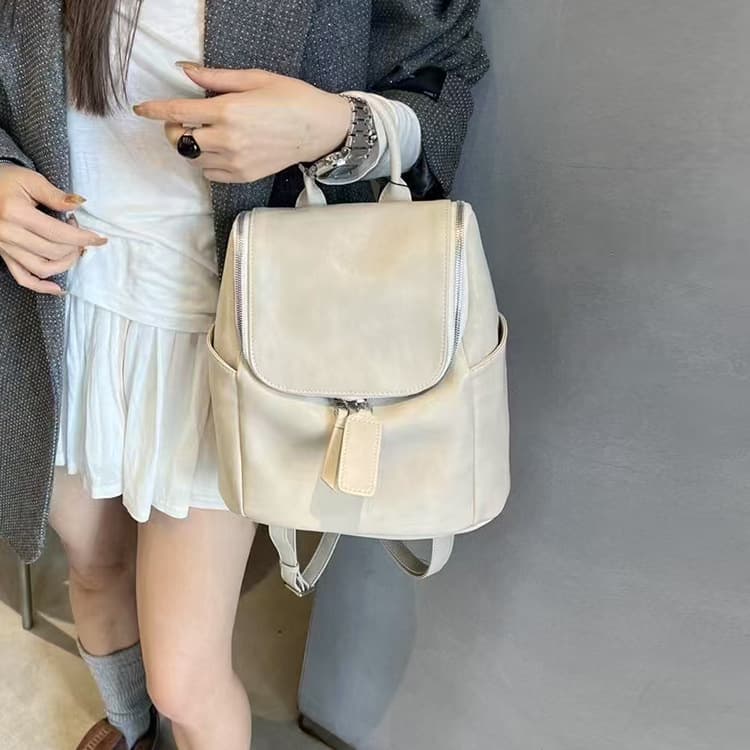 レザーリュック 上品フラップ式革製小型背負い鞄 ビジネス