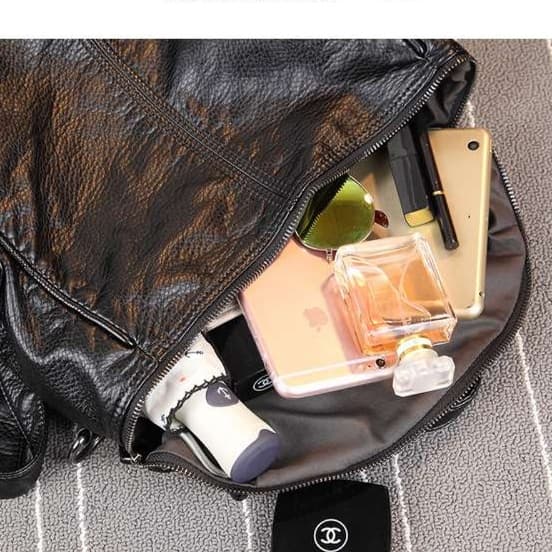 レザーリュック スタッズ装飾本革リュック黒色個性派 ビジネス