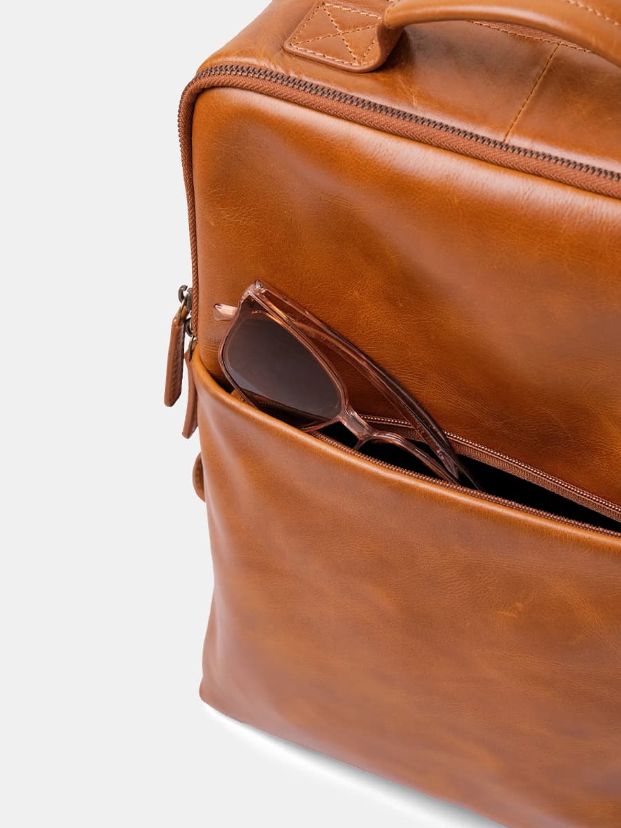 レザーリュックビジネス 洗練された角型大人レザーリュック