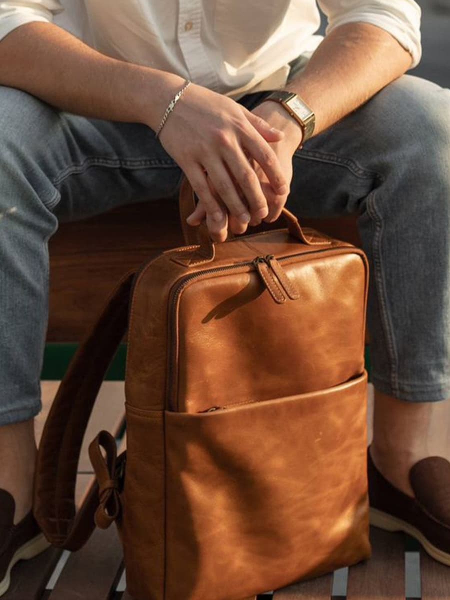 レザーリュックビジネス 洗練された角型大人レザーリュック