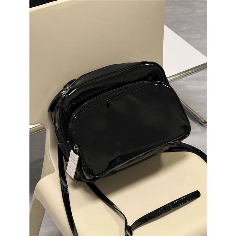 レザーリュック 女性用黒色合成皮革旅行リュック光沢仕上げ ビジネス