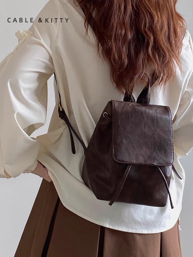 レザーリュック 女性用上品な小型かぶせ式背負い鞄 ビジネス