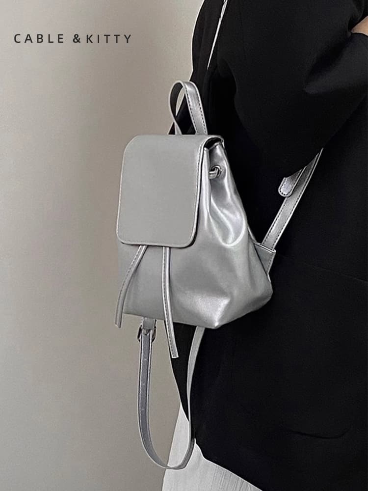 レザーリュック 女性用上品な小型かぶせ式背負い鞄 ビジネス